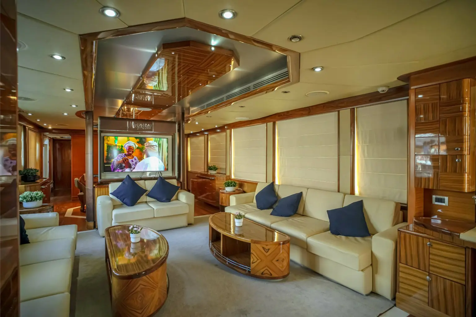 Majesty 101ft (Jacuzzi) Dubai Yacht Rental view 6