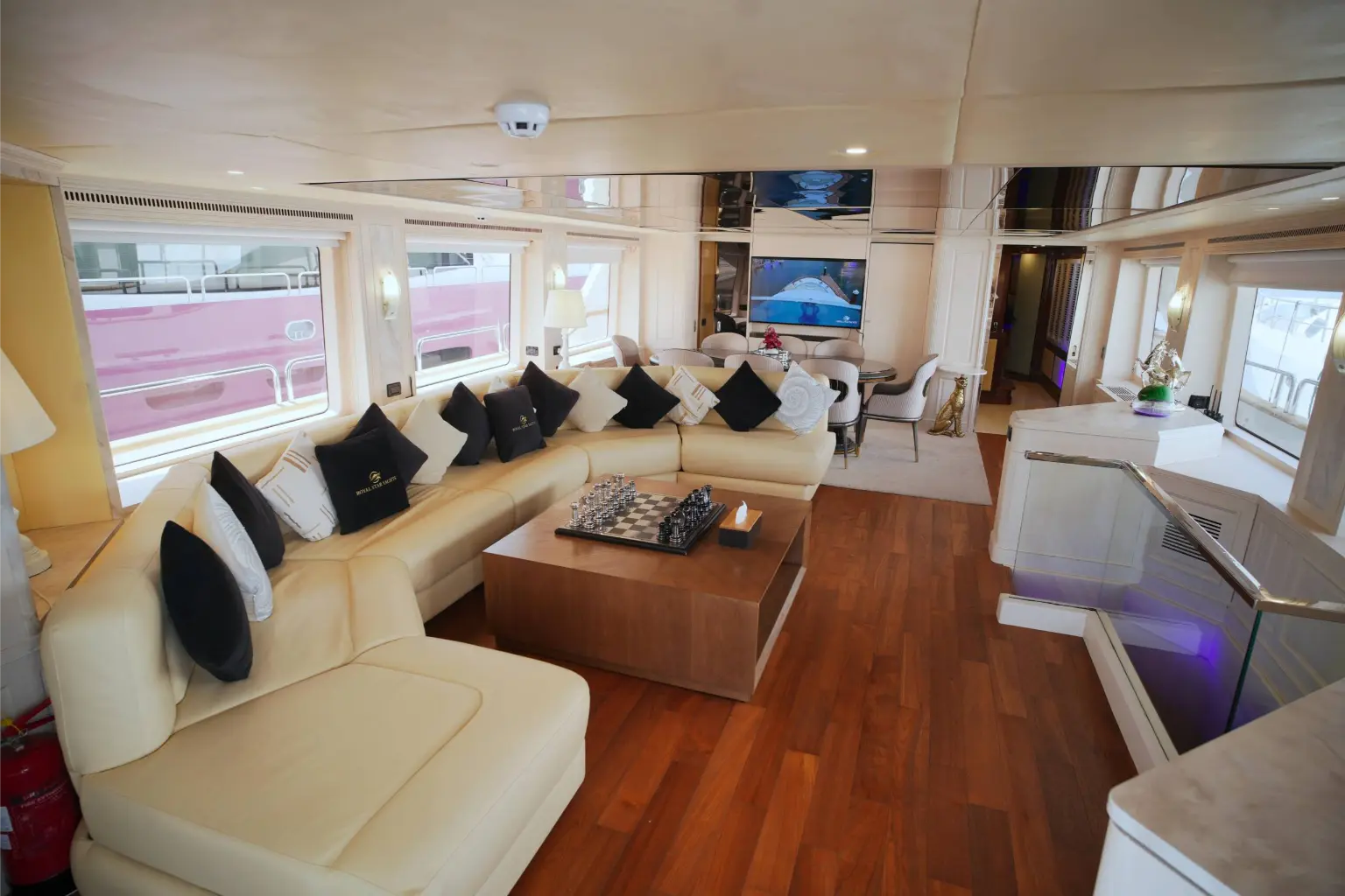 Benetti 110ft (Jacuzzi) Yacht Rental Dubai view 2