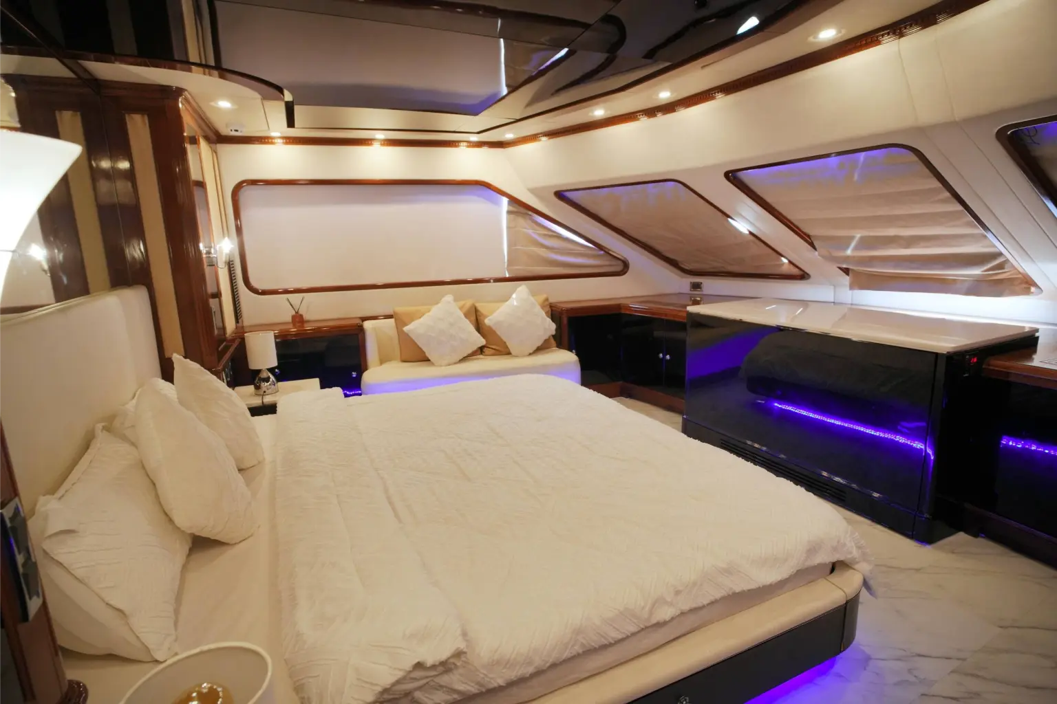 Benetti 110ft (Jacuzzi) Yacht Rental Dubai view 3