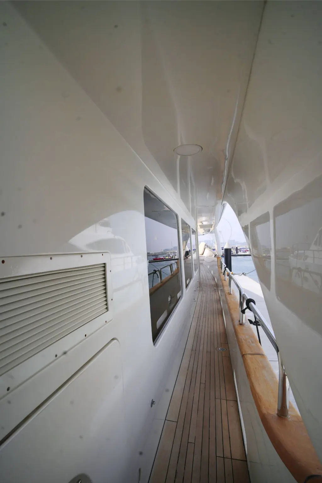 Benetti 110ft (Jacuzzi) Yacht Rental Dubai view 7