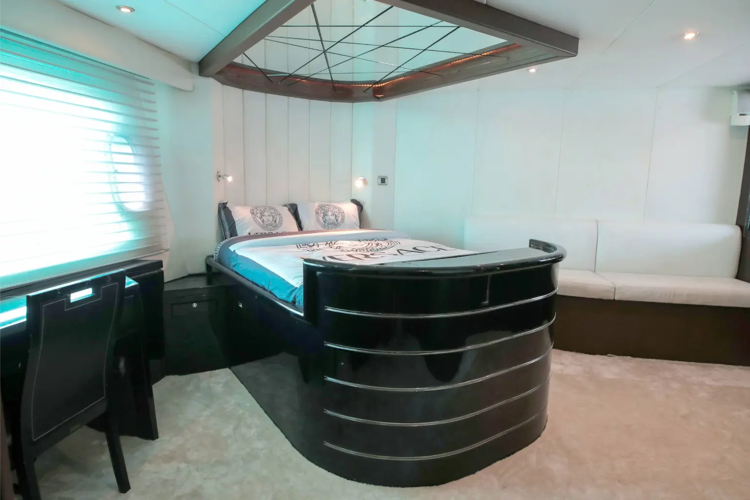 Doretty 90ft (Jacuzzi) Dubai Yacht Rental view 6