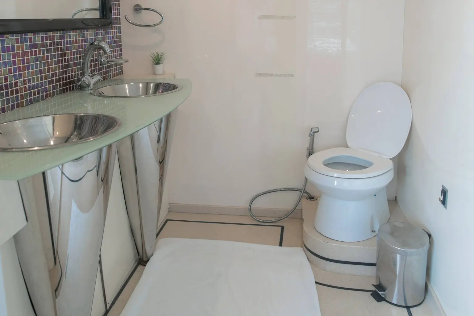 Doretty 90ft (Jacuzzi) Dubai Yacht Rental view 7